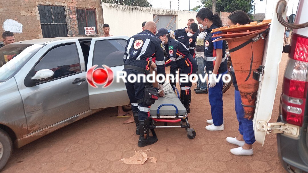 VÍDEO: Jovem tem casa invadida por quadrilha e é baleado na frente do filho
