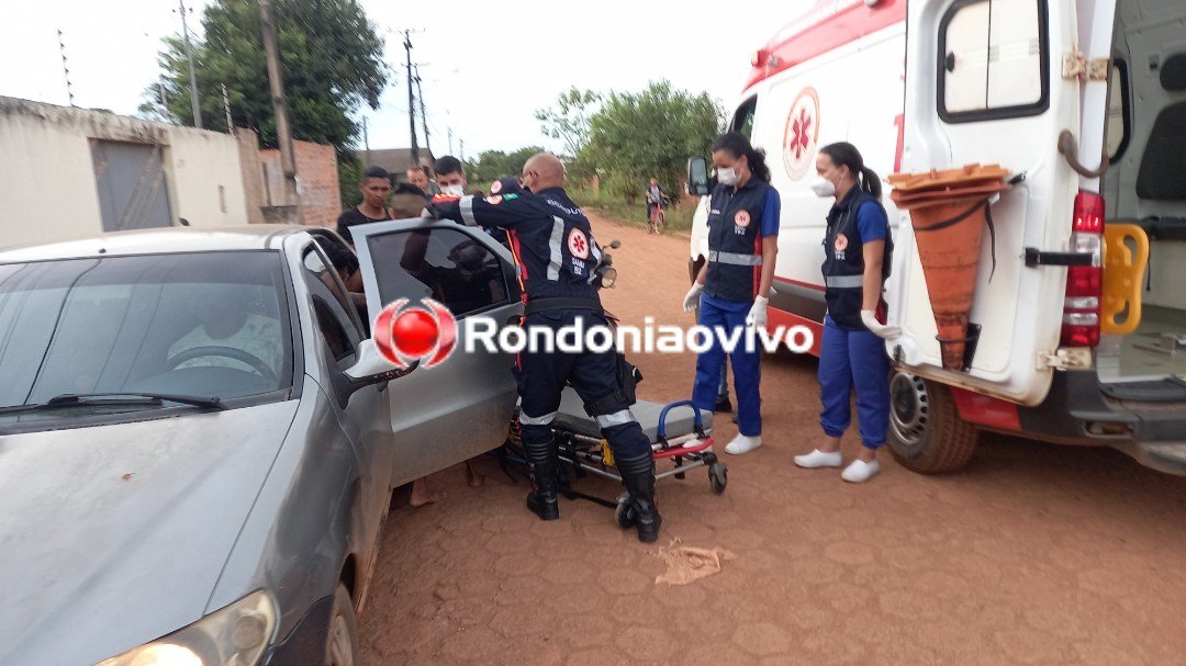 VÍDEO: Jovem tem casa invadida por quadrilha e é baleado na frente do filho