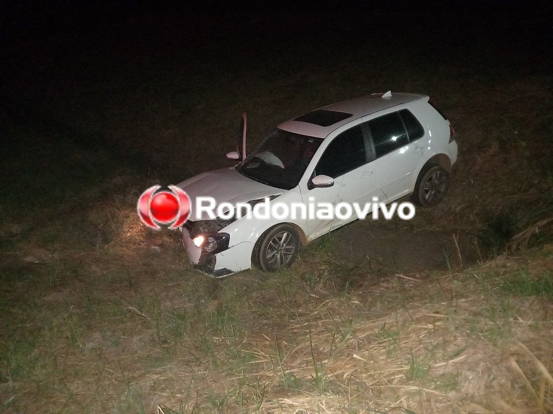 DESGOVERNADO: Veículo Golf com casal cai dentro de vala na BR-364
