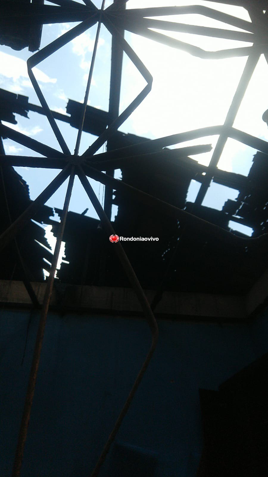 DESCONTROLADO: Homem é preso por torturar mulher, matar gato e colocar fogo em casa