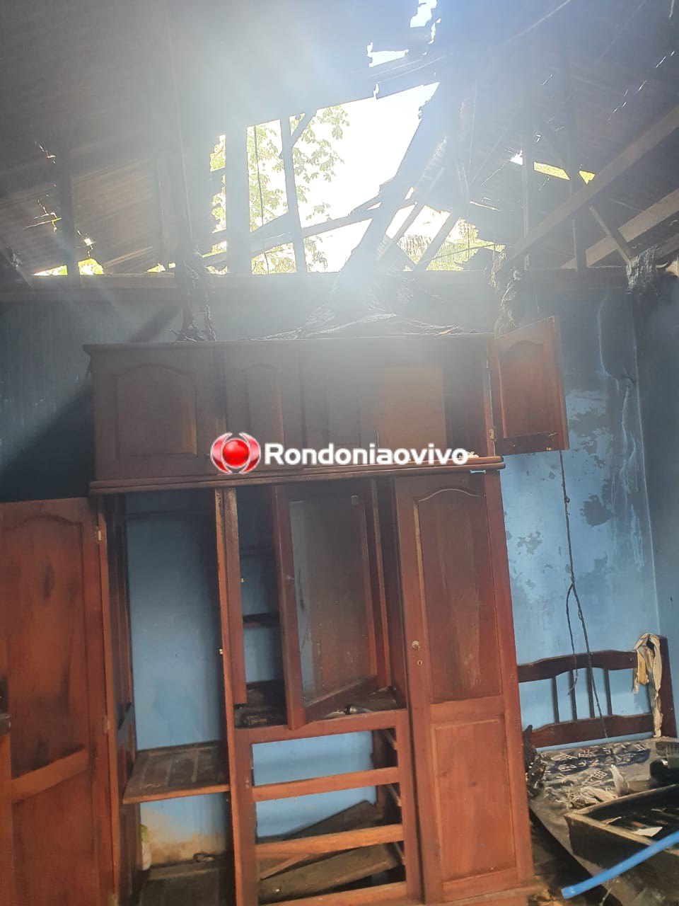 DESCONTROLADO: Homem é preso por torturar mulher, matar gato e colocar fogo em casa