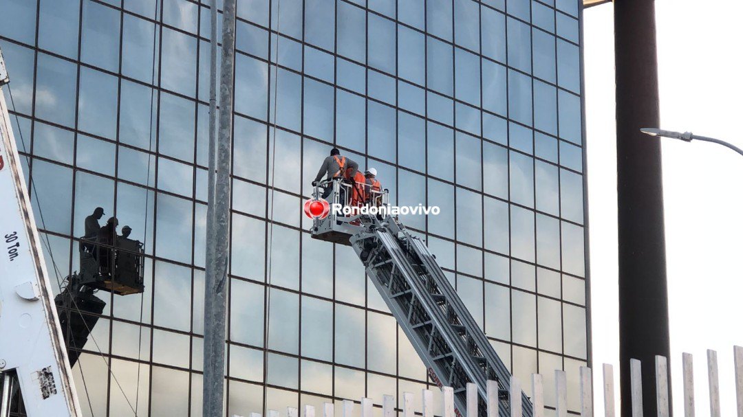 VÍDEO: Trabalhadores ficam presos em guindaste no último andar do prédio do TJ