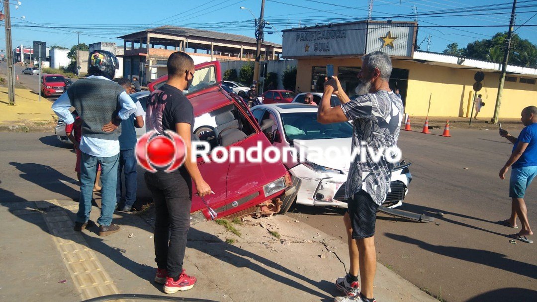 DOIS FERIDOS: Empresária em Corolla avança preferencial e provoca forte batida