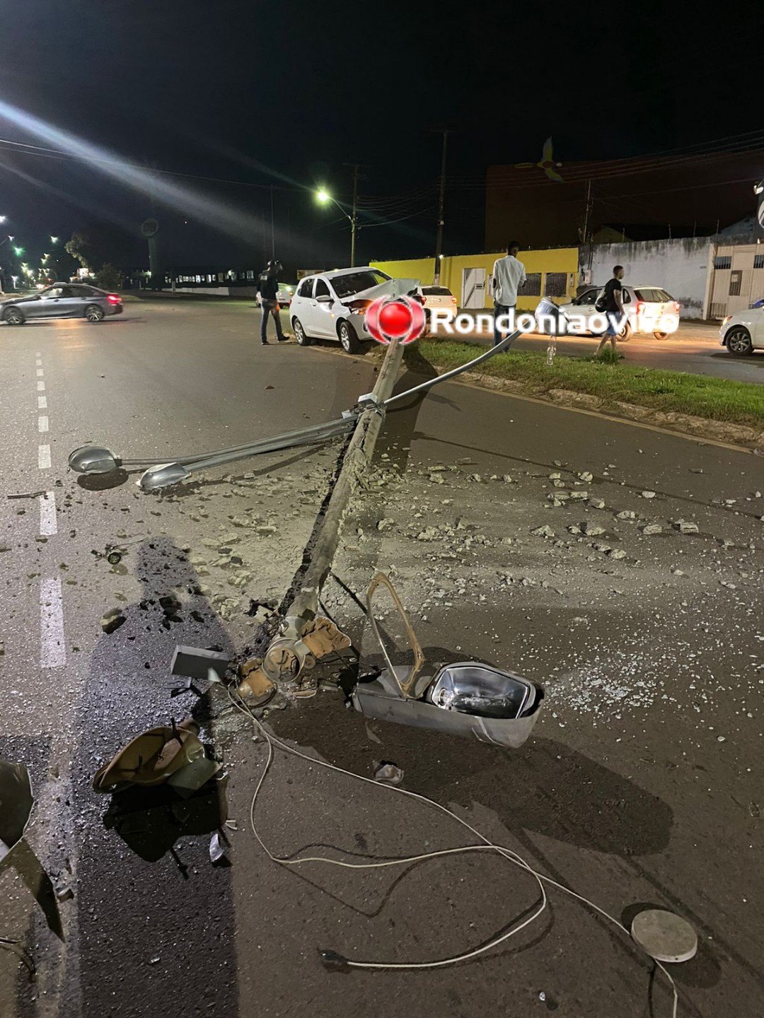 DESTRUIÇÃO: Carro Onix derruba poste em Porto Velho e motorista foge