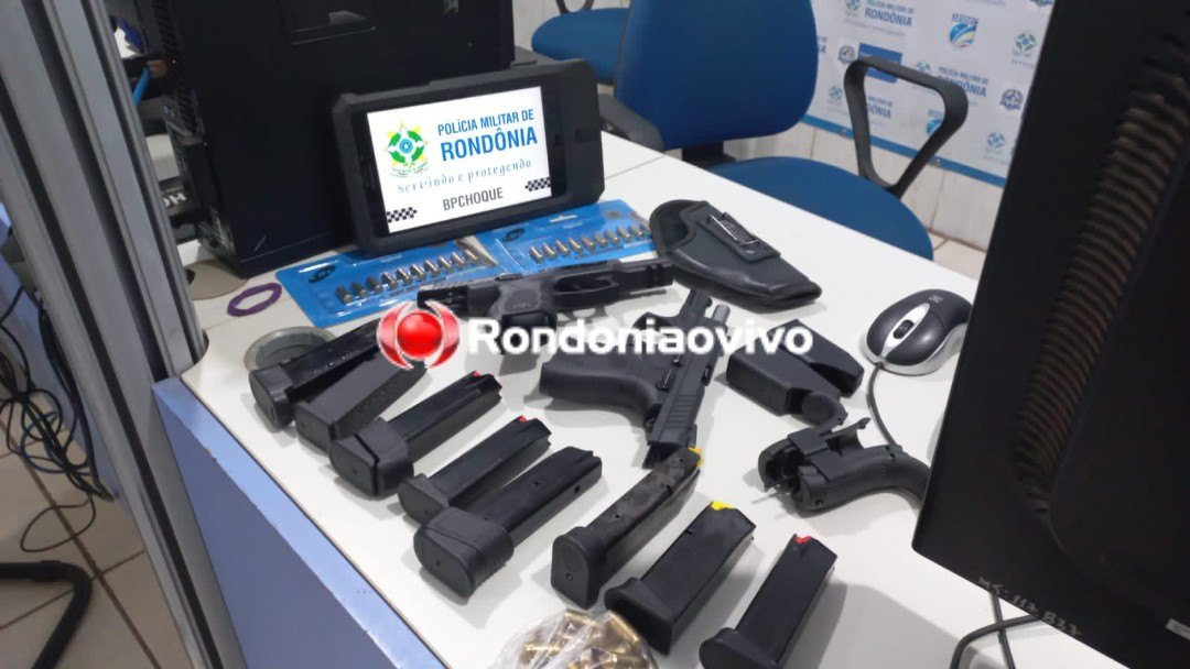 NO FUSCA: PM prende homem com duas armas, várias munições e documentos falsos