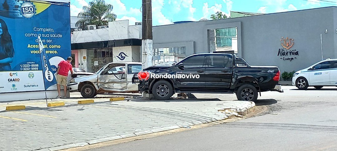 MOTORISTA FERIDO: Hilux colide em poste após bater contra Gol que avançou preferencial