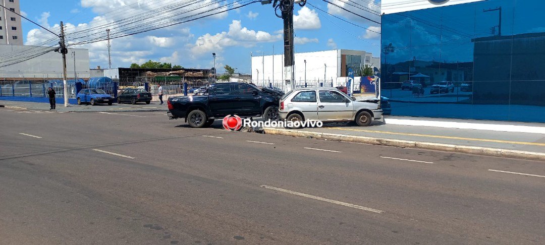 MOTORISTA FERIDO: Hilux colide em poste após bater contra Gol que avançou preferencial