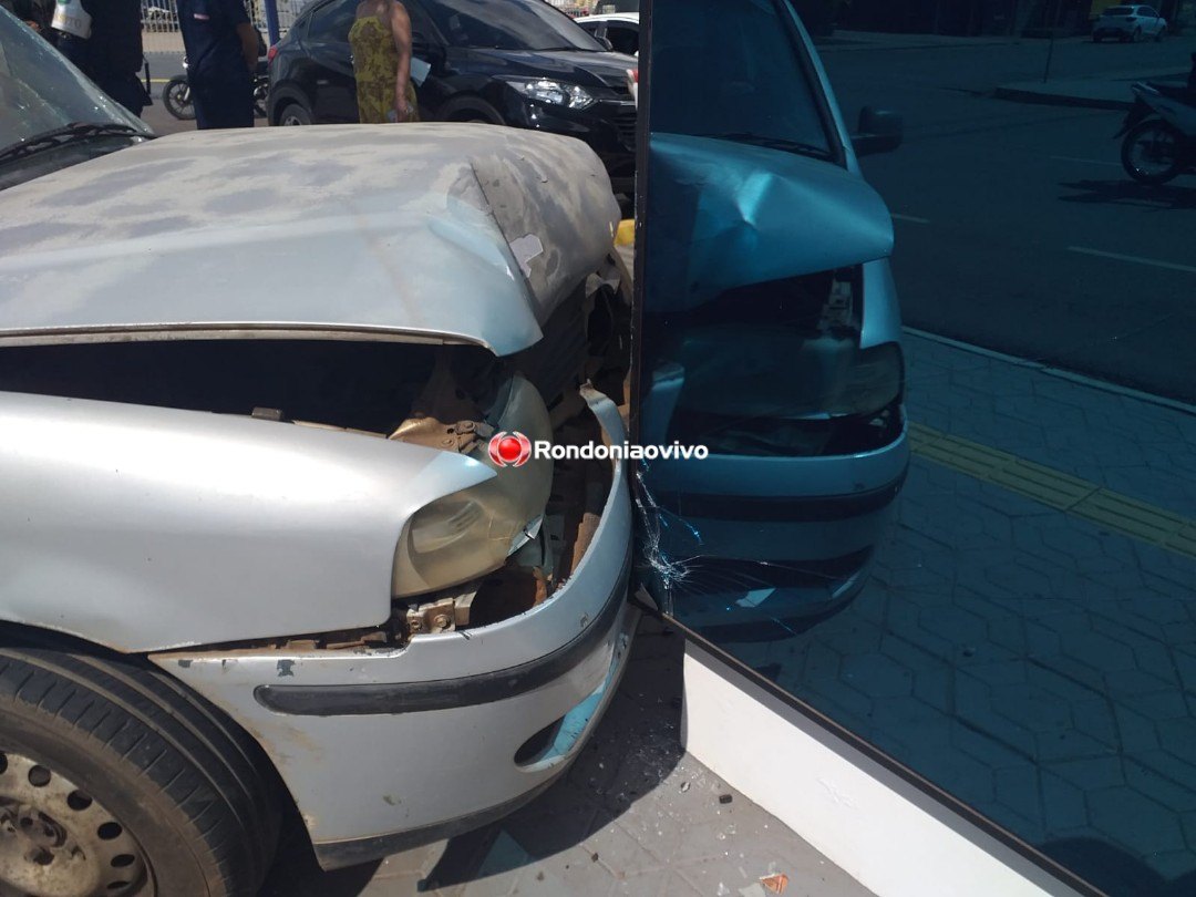 MOTORISTA FERIDO: Hilux colide em poste após bater contra Gol que avançou preferencial