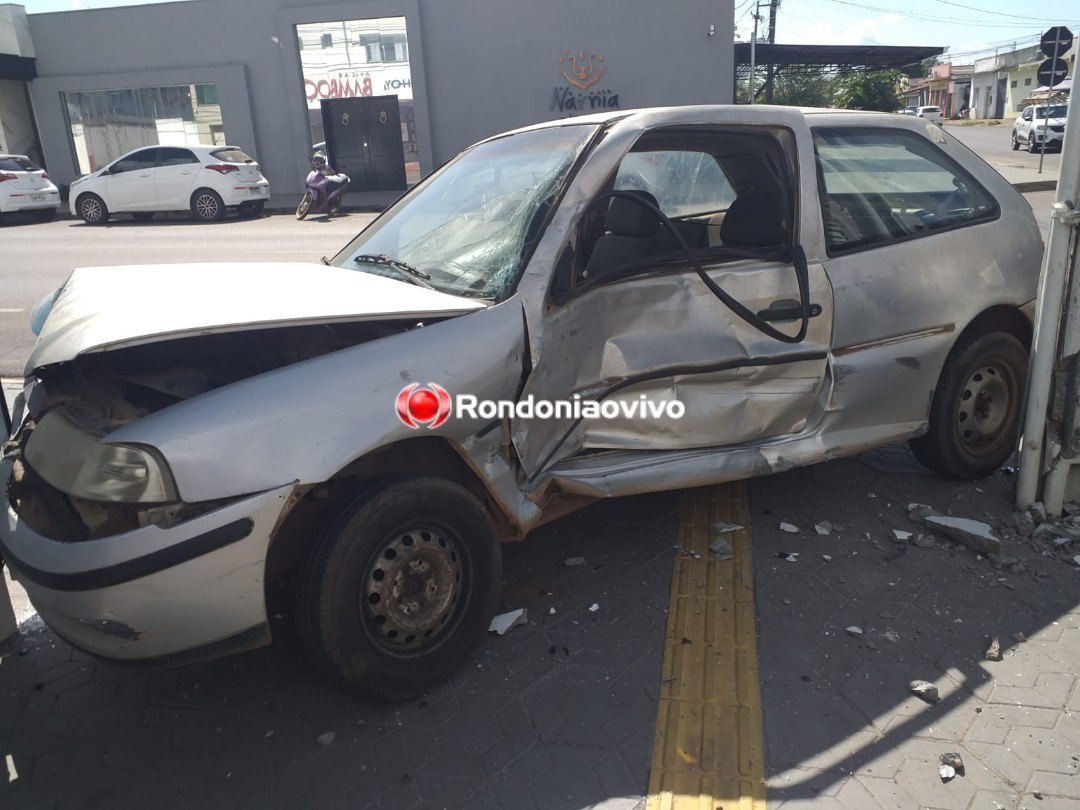 MOTORISTA FERIDO: Hilux colide em poste após bater contra Gol que avançou preferencial