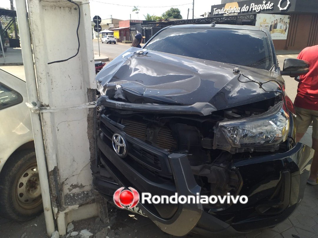 MOTORISTA FERIDO: Hilux colide em poste após bater contra Gol que avançou preferencial