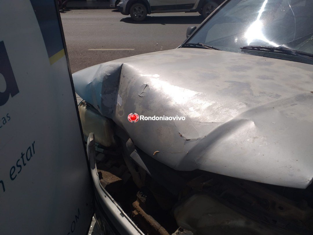 MOTORISTA FERIDO: Hilux colide em poste após bater contra Gol que avançou preferencial