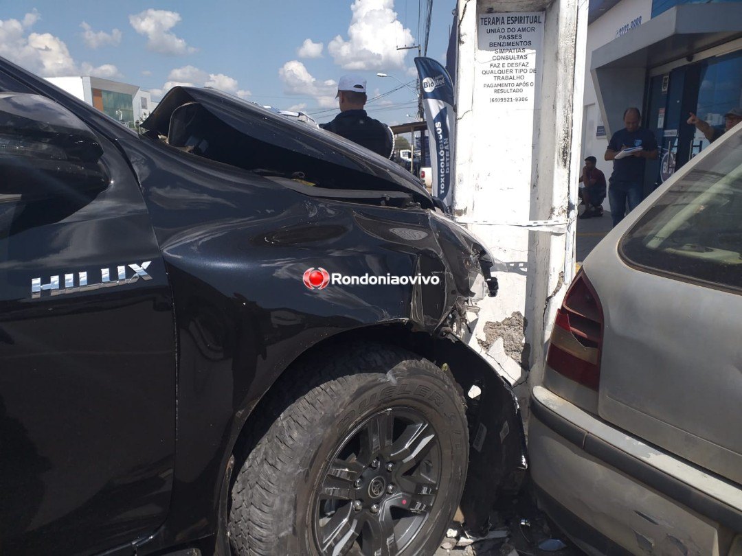 MOTORISTA FERIDO: Hilux colide em poste após bater contra Gol que avançou preferencial