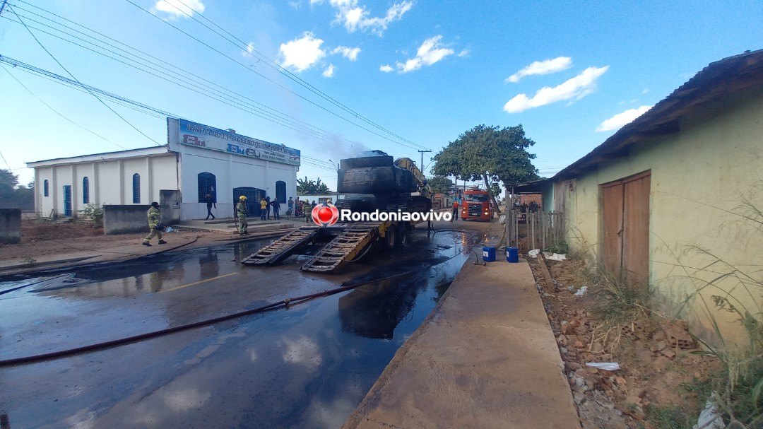 CURTO CIRCUITO: Escavadeira da prefeitura é destruída por incêndio na zona Leste