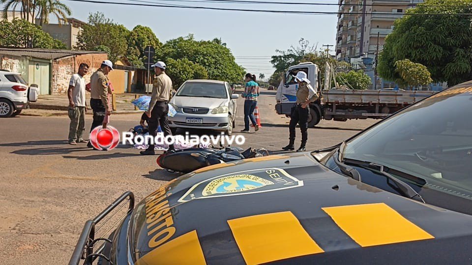 ASSISTA: Mulher fica gravemente ferida após carro avançar preferencial