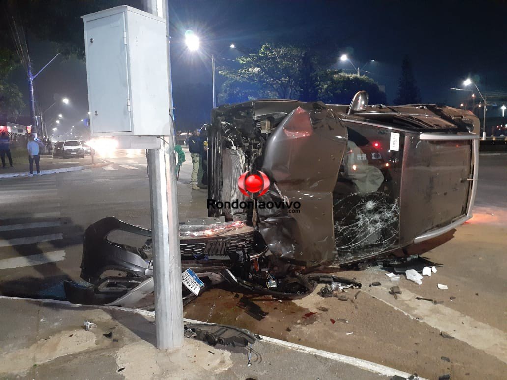 ACIDENTE: Caminhonetes capotam após colisão na Avenida Jorge Teixeira