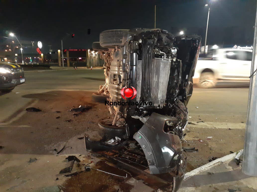 ACIDENTE: Caminhonetes capotam após colisão na Avenida Jorge Teixeira