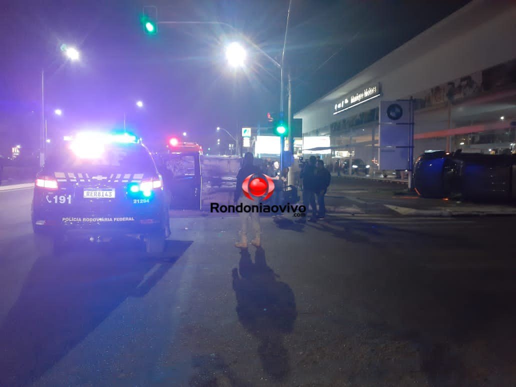 ACIDENTE: Caminhonetes capotam após colisão na Avenida Jorge Teixeira