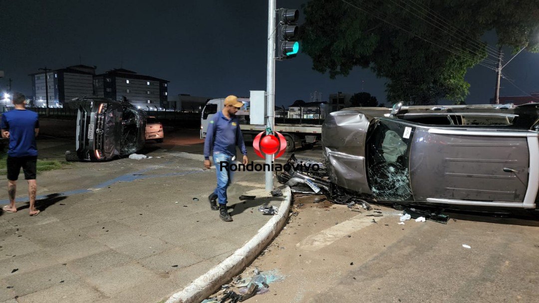 ACIDENTE: Caminhonetes capotam após colisão na Avenida Jorge Teixeira