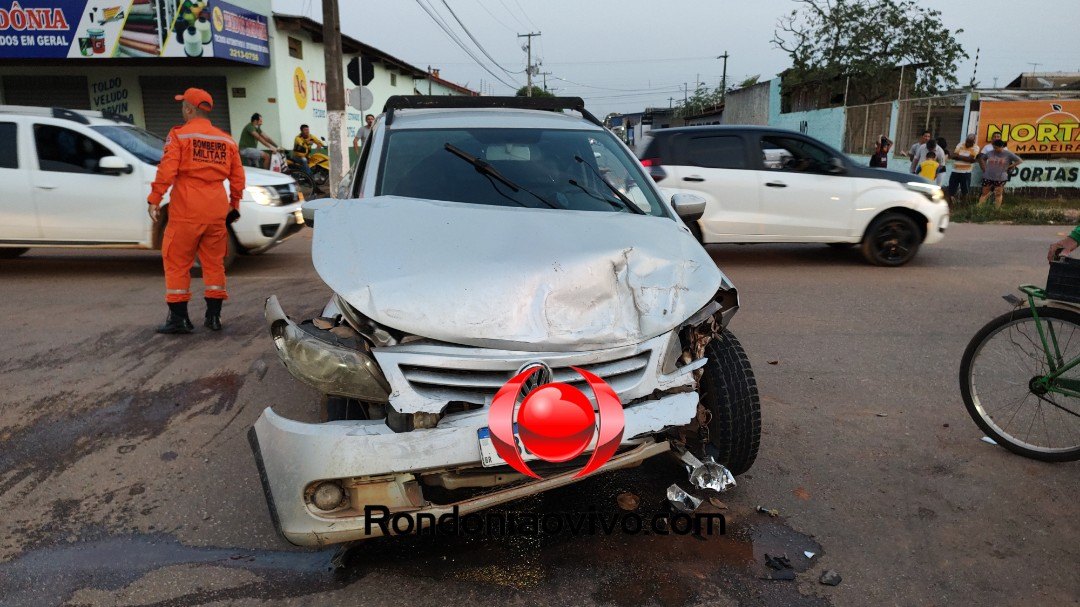 VÍDEO: Caminhonete capota após acidente envolvendo quatro veículos e mulher fica ferida