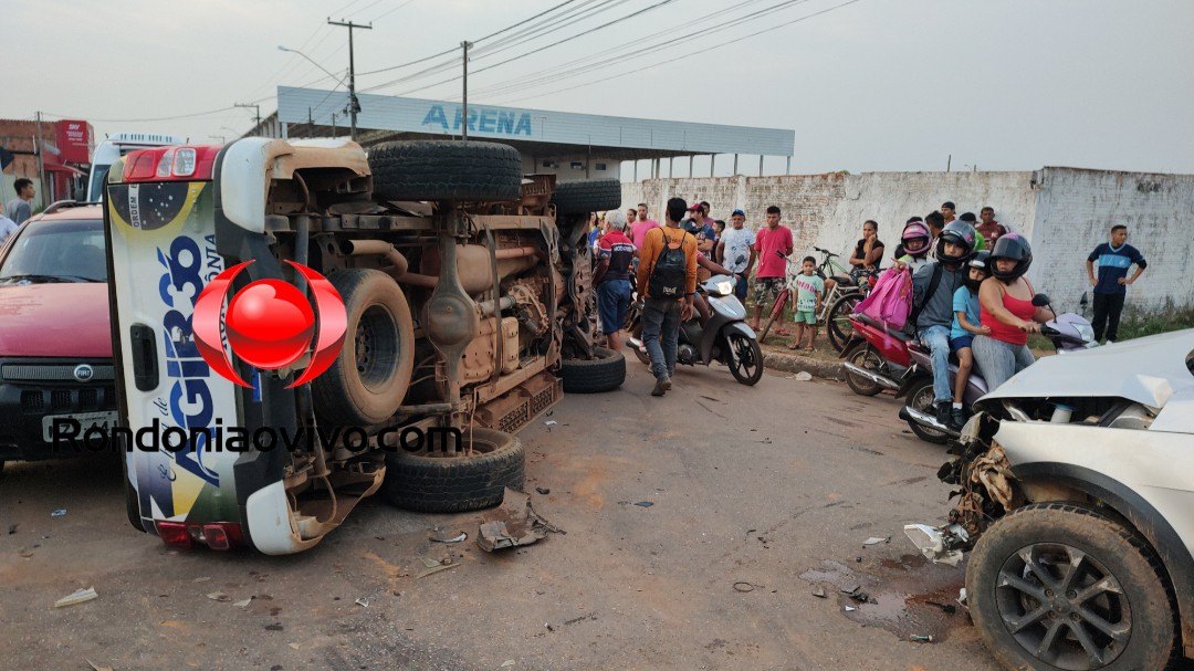 VÍDEO: Caminhonete capota após acidente envolvendo quatro veículos e mulher fica ferida