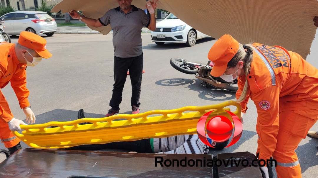 VÍDEO: Motociclista sofre grave acidente após colidir em carro que avançou a preferencial