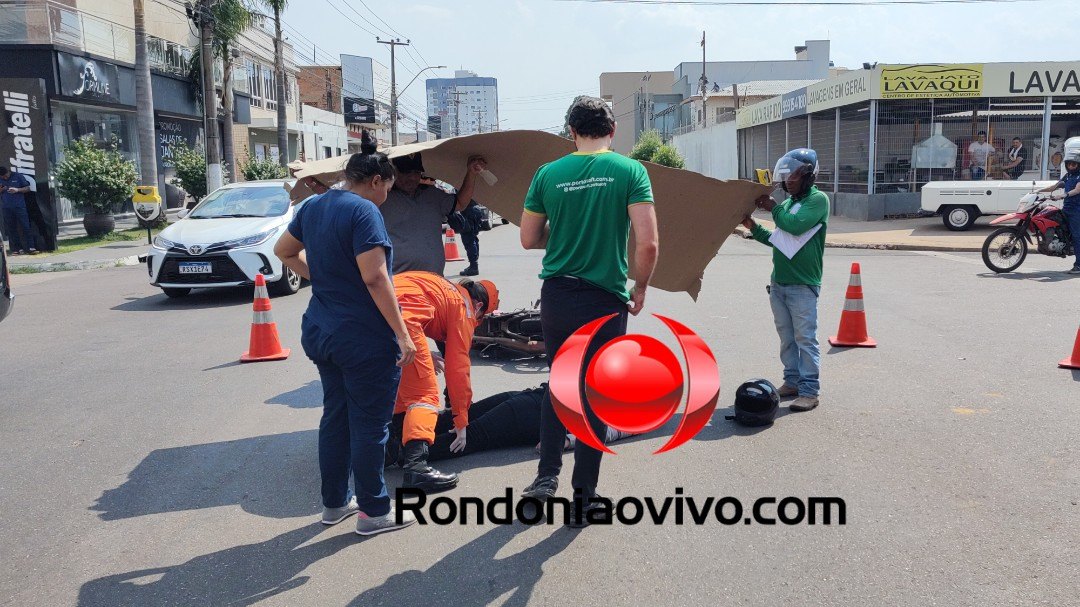 VÍDEO: Motociclista sofre grave acidente após colidir em carro que avançou a preferencial