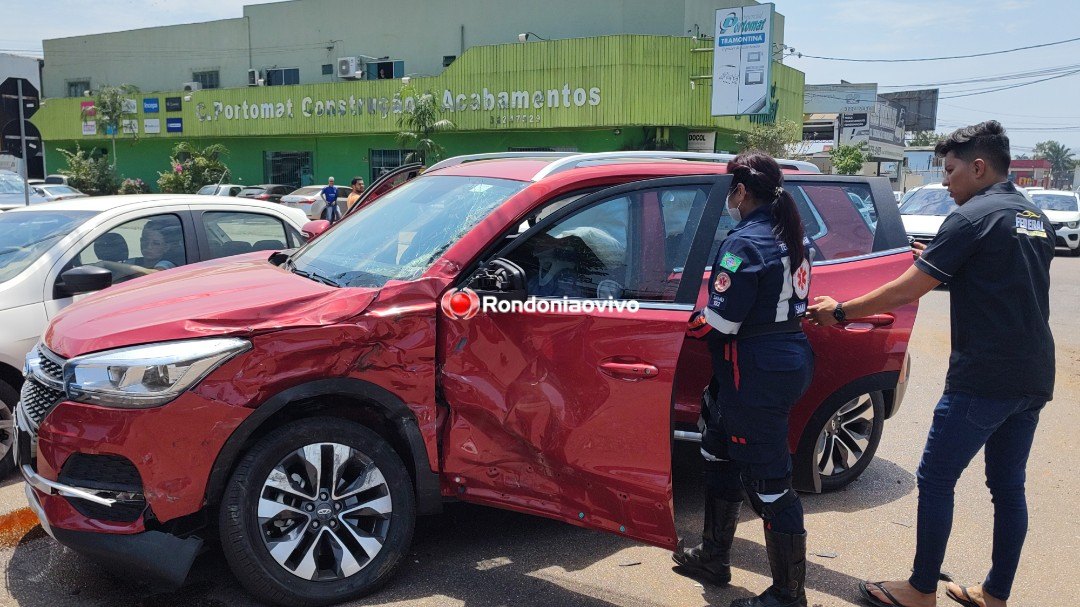 QUEBROU POSTE: Colisão entre carros deixa mulher ferida na Carlos Gomes