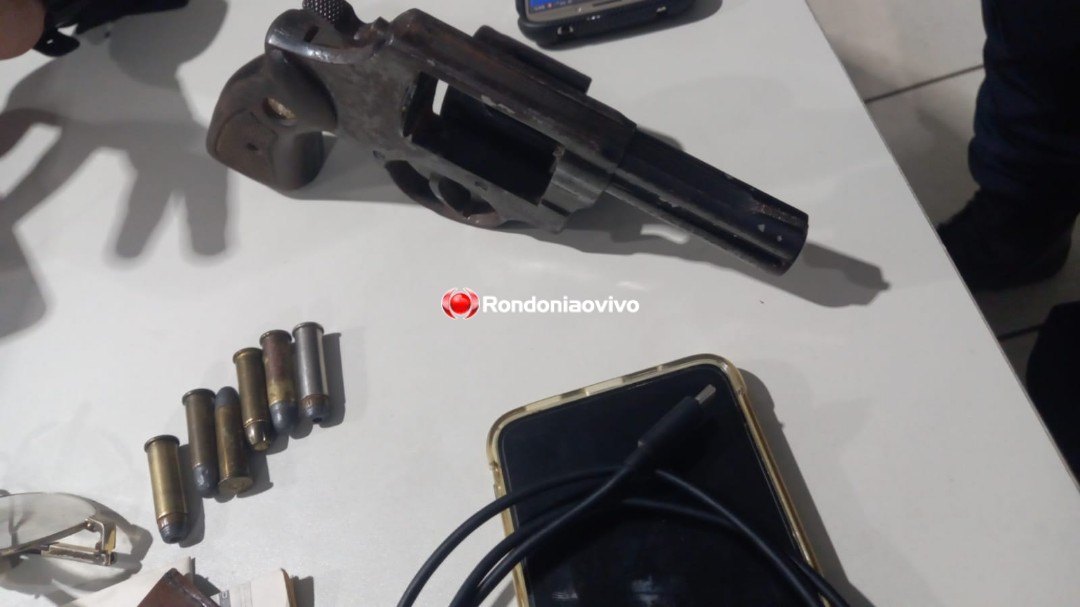 NA MARRA: Mulher saca arma e exige que eletricistas religuem energia de casa