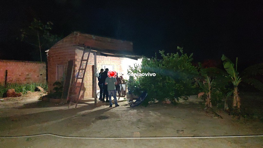 ENCAPUZADOS: PM identifica homem morto com tiros na cabeça dentro de casa