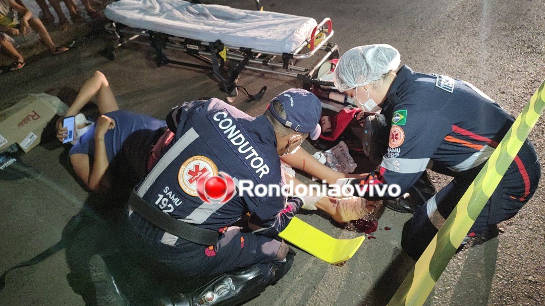 VÍDEO: Motociclista sofre grave fratura exposta na perna em acidente