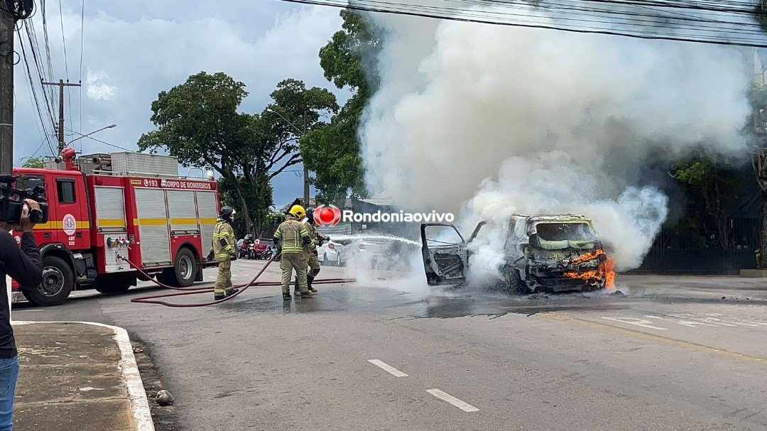 ASSISTA: Jeep é destruído por incêndio no Centro de Porto Velho