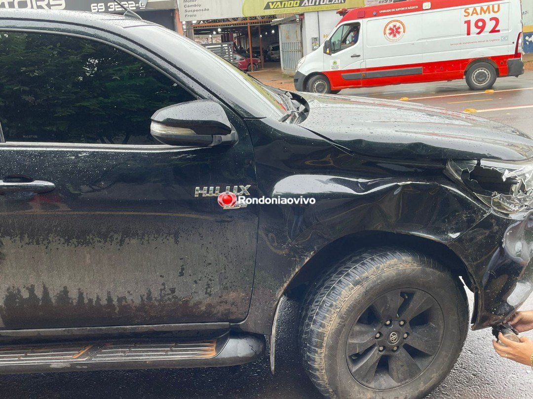 VEJA VÍDEO: Hilux avança cruzamento e provoca grave acidente com motociclista 