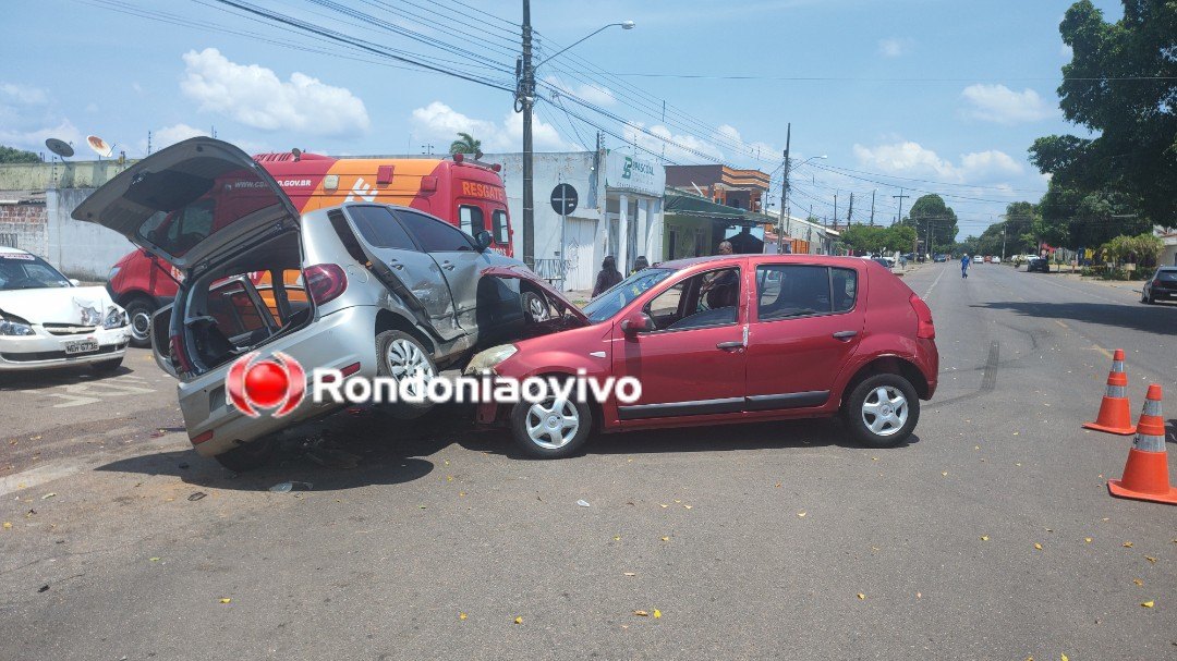 IMPRESSIONANTE: Carro fica pendurado em outro após grave colisão
