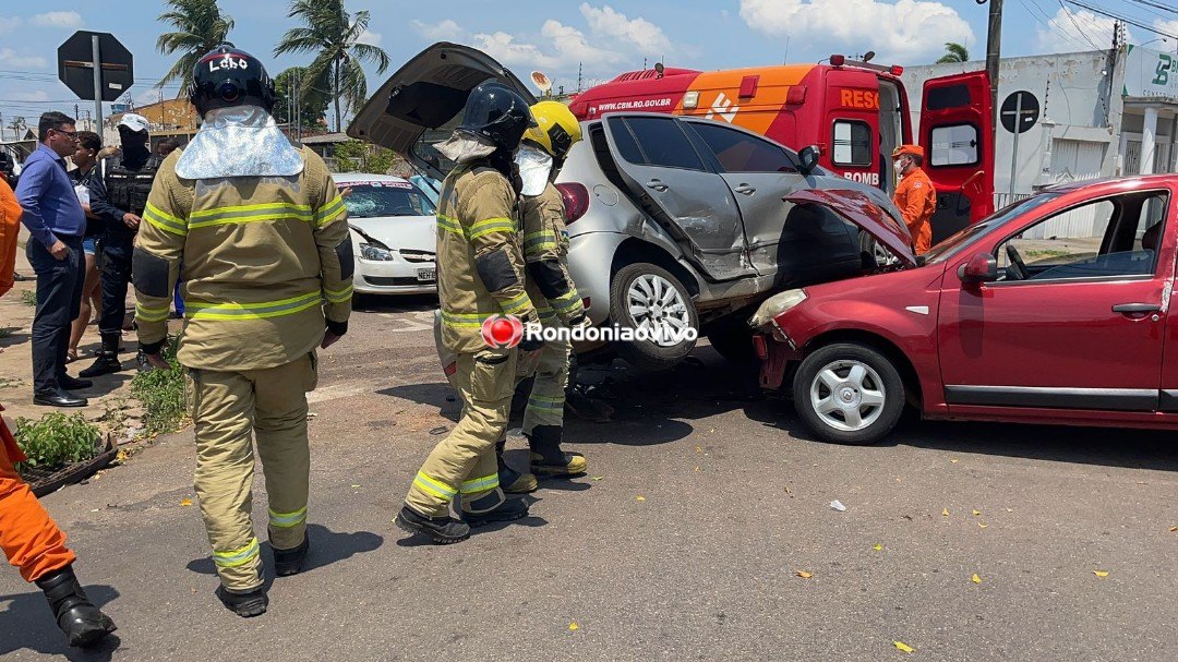 IMPRESSIONANTE: Carro fica pendurado em outro após grave colisão