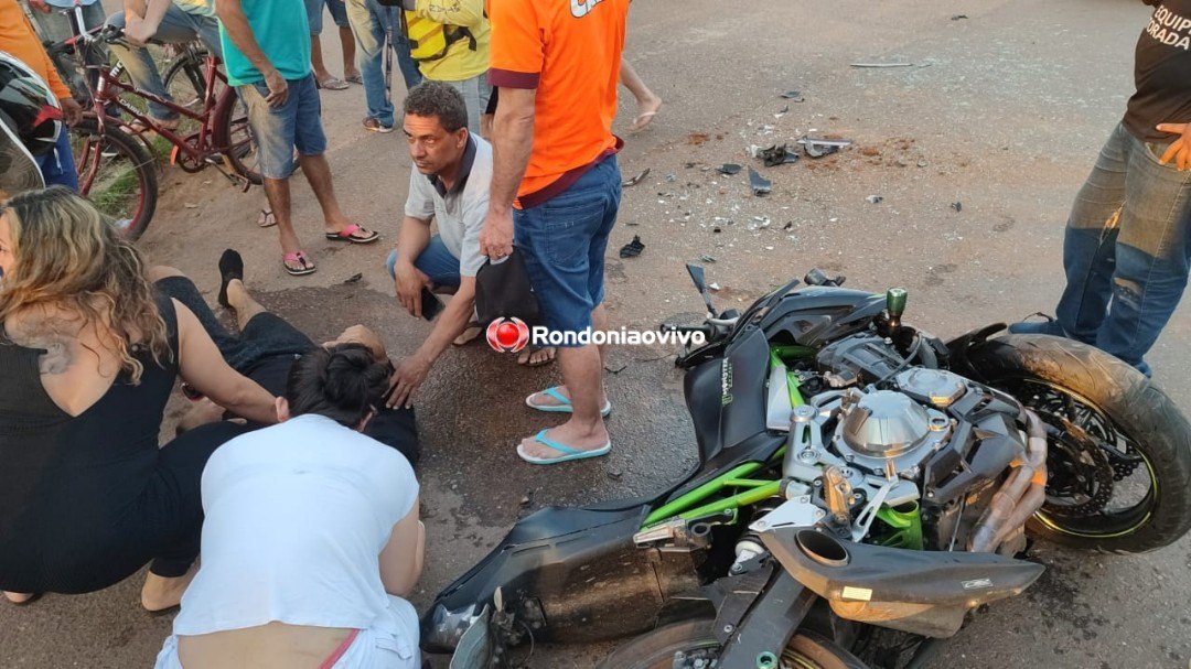 BATEU EM CARRO: Casal em motocicleta Kawasaki de alta cilindrada sofre grave acidente 