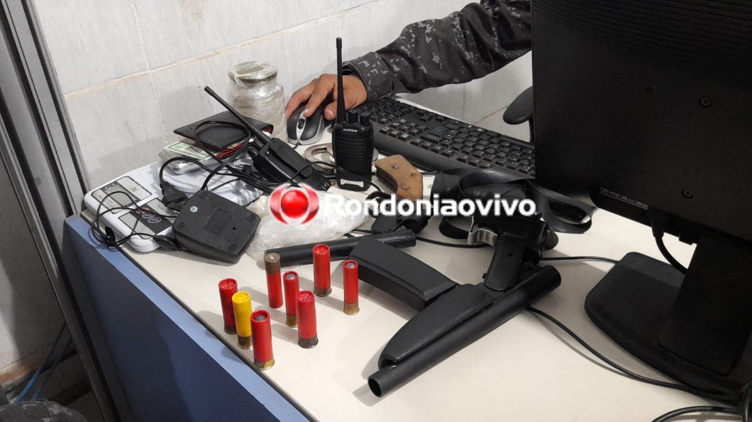SE EXIBINDO: Batalhão de Choque prende homem com duas armas e rádios da polícia 