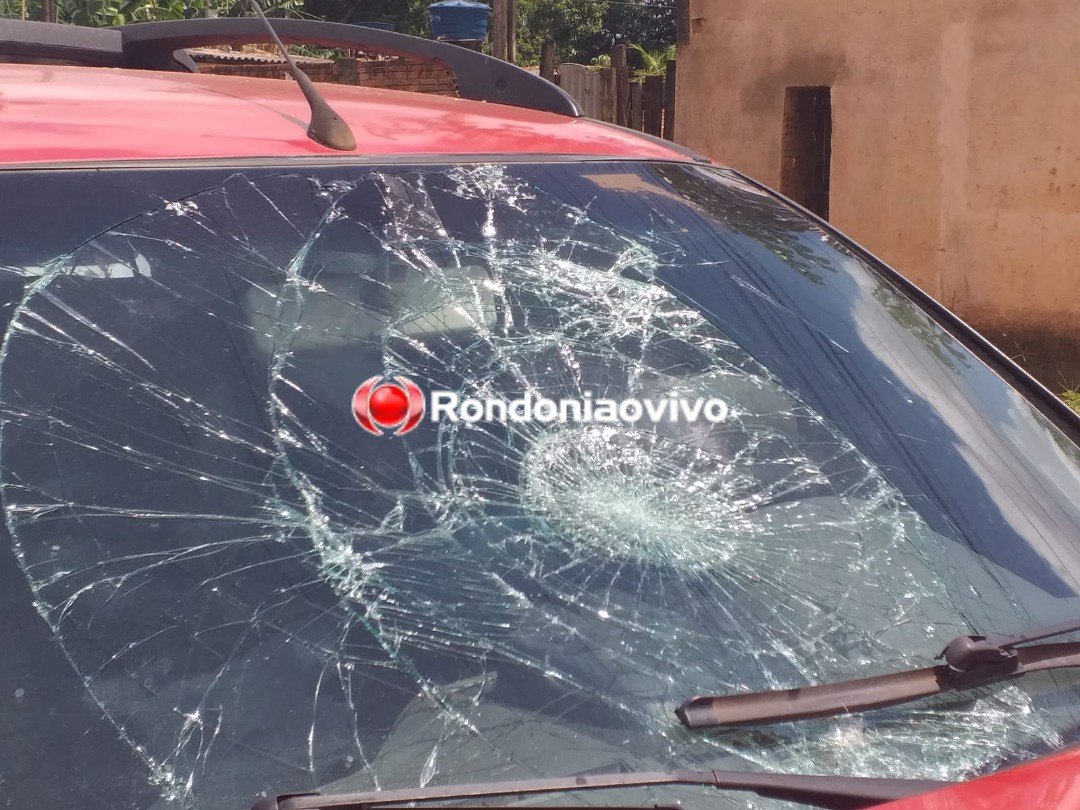 FRATURA EXPOSTA: Idoso vai parar na carroceria de veículo após grave colisão frontal 