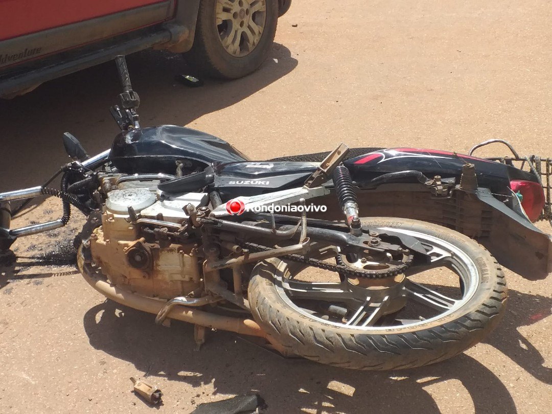 FRATURA EXPOSTA: Idoso vai parar na carroceria de veículo após grave colisão frontal 