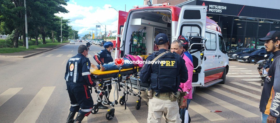 VÍDEO: Passageira de moto fica lesionada após colisão na Jorge Teixeira