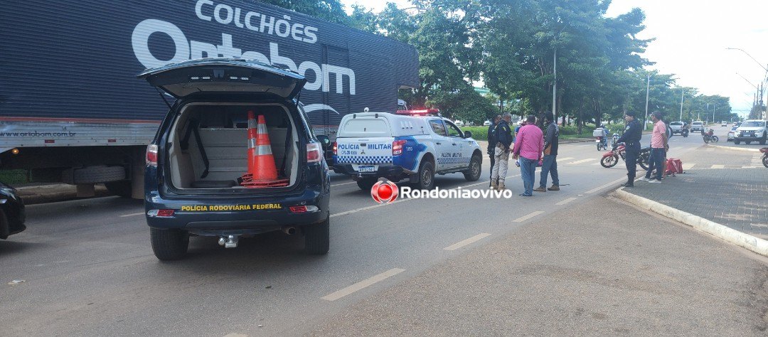 VÍDEO: Passageira de moto fica lesionada após colisão na Jorge Teixeira