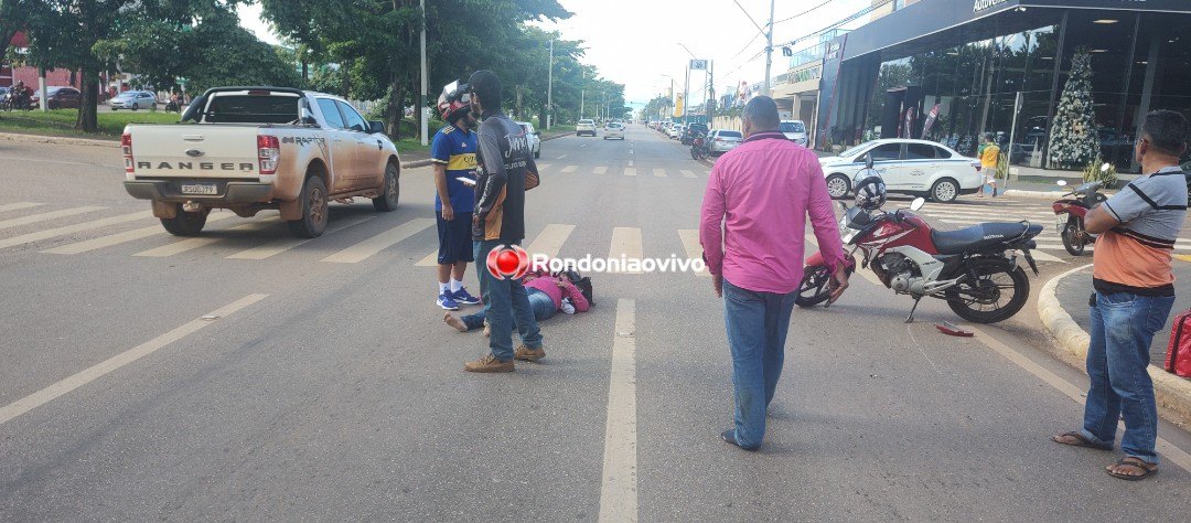 VÍDEO: Passageira de moto fica lesionada após colisão na Jorge Teixeira