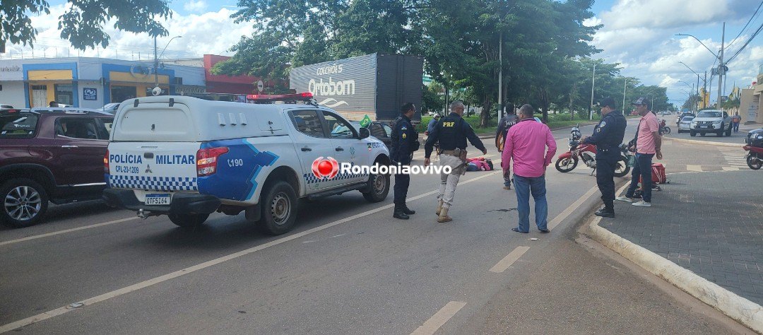 VÍDEO: Passageira de moto fica lesionada após colisão na Jorge Teixeira