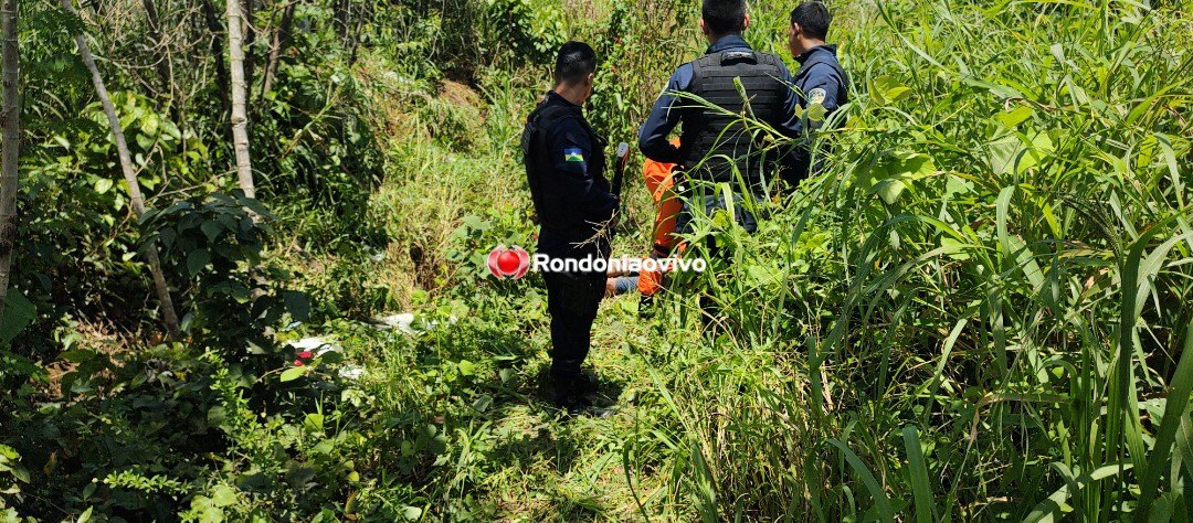 DESGOVERNADO: Motorista fica em estado grave após cair com veículo em córrego