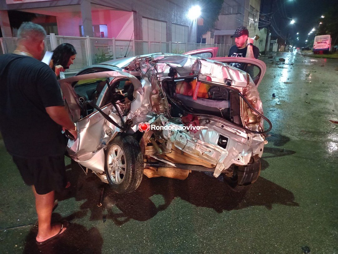 NA 7 DE SETEMBRO: Carro é destruído ao ser atingido por ônibus e duas pessoas ficam feridas