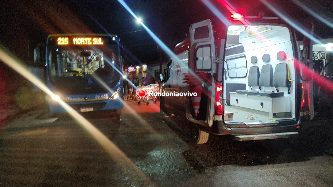 ASSISTA: Casal fica gravemente ferido após colisão frontal com ônibus 