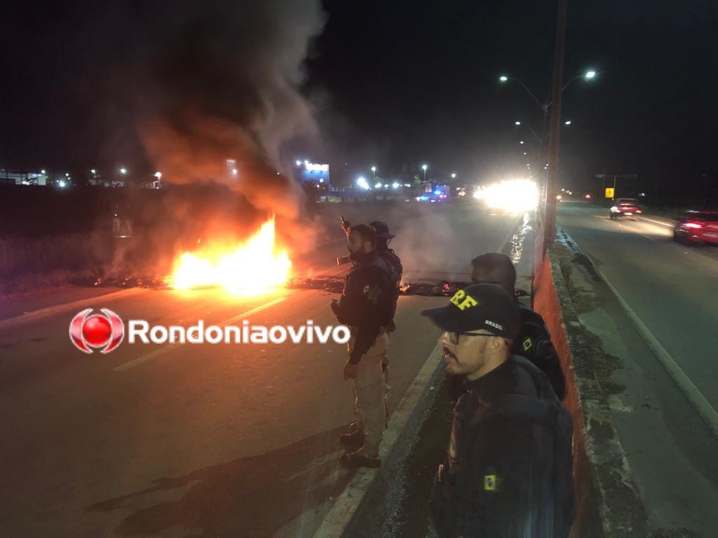 URGENTE: Manifestantes fecham BR-364 e tocam fogo em pneus 