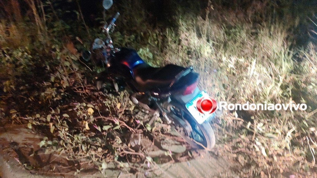 DESVIOU DE BUEIRO: Mulher em motocicleta fica ferida ao passar direto em curva