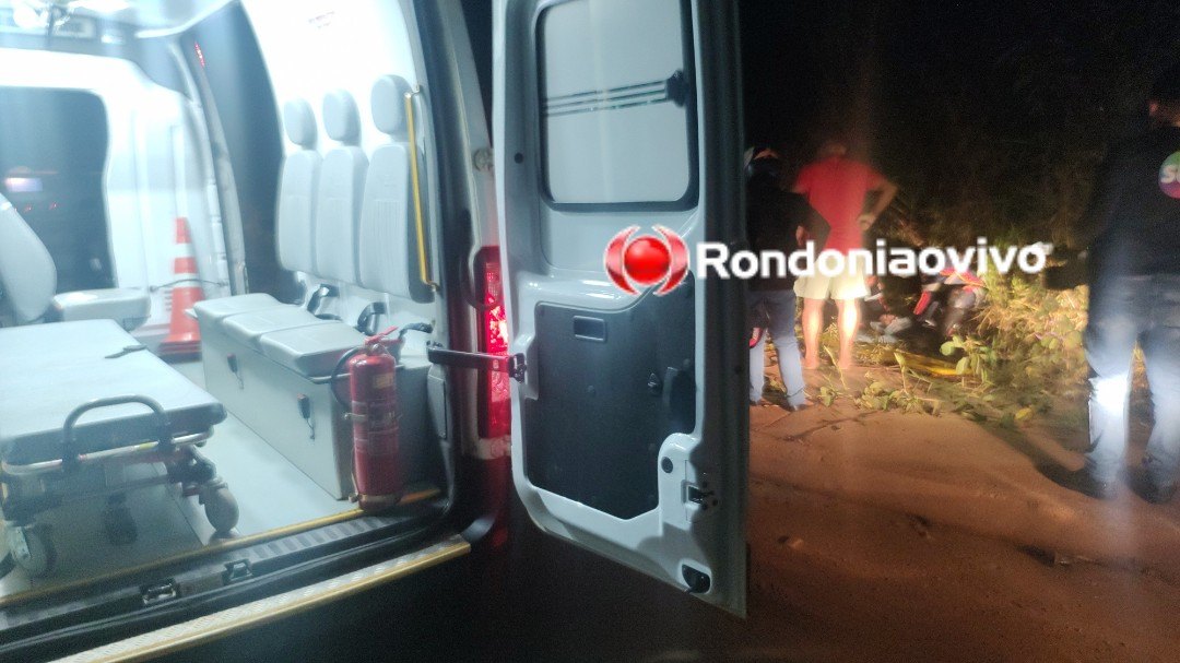 DESVIOU DE BUEIRO: Mulher em motocicleta fica ferida ao passar direto em curva