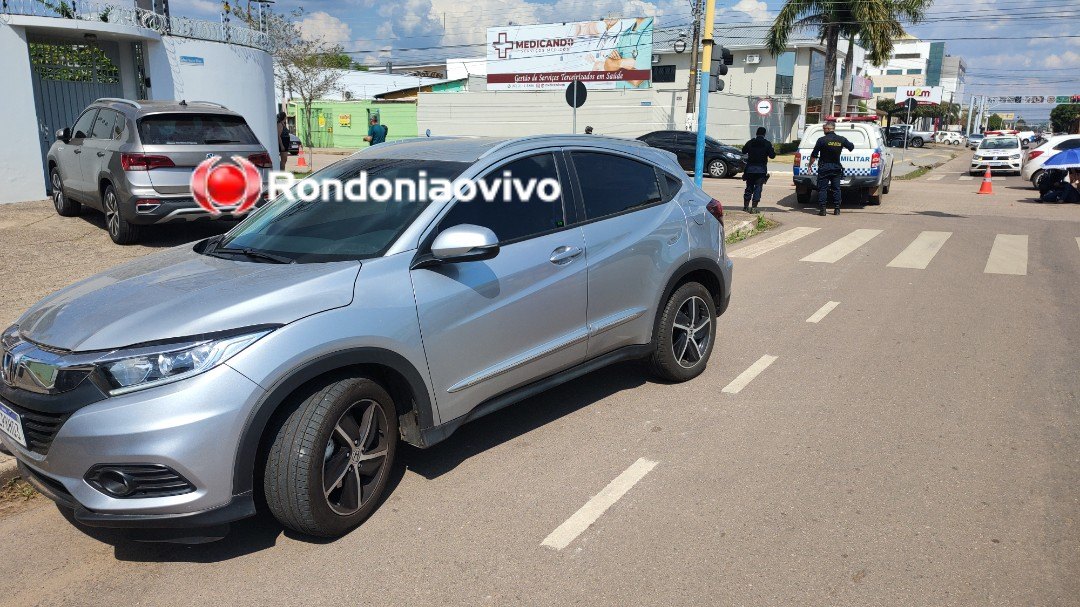VÍDEO: Mulher em moto fica ferida após batida contra carro na 'Duque'