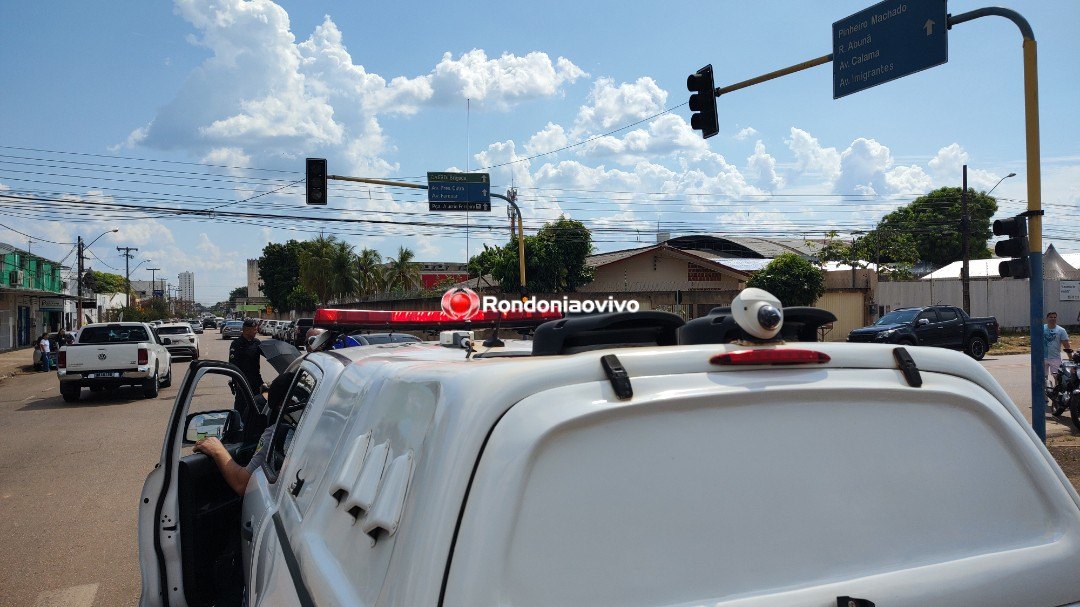VÍDEO: Mulher em moto fica ferida após batida contra carro na 'Duque'